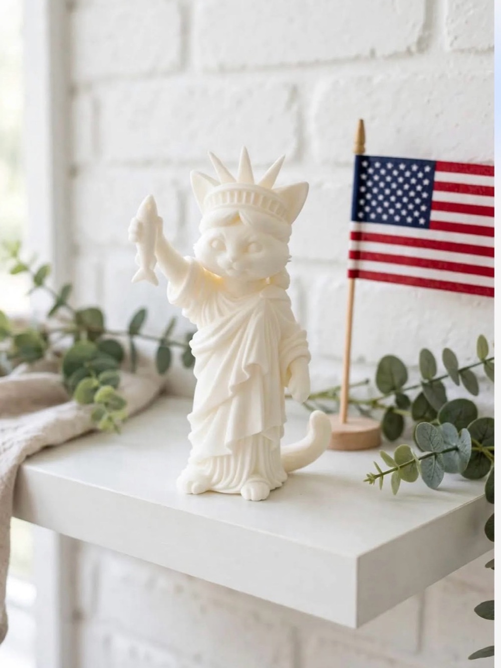 Statue of Liberty Cat Figurine Candle - White